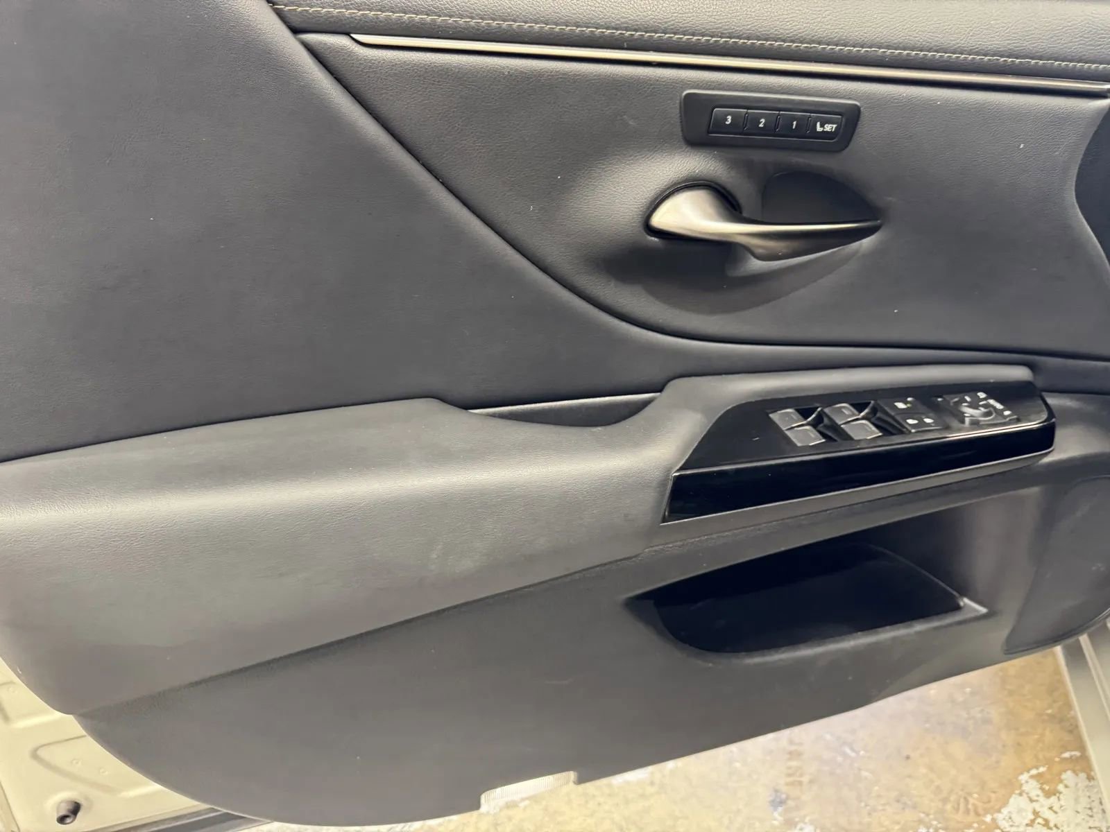 Used 2023 Lexus ES 300h w/ Premium Package image 9