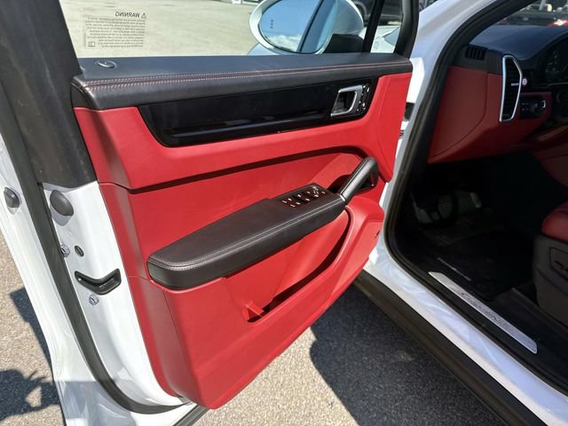 Used 2022 Porsche Cayenne AWD/4WD image 16