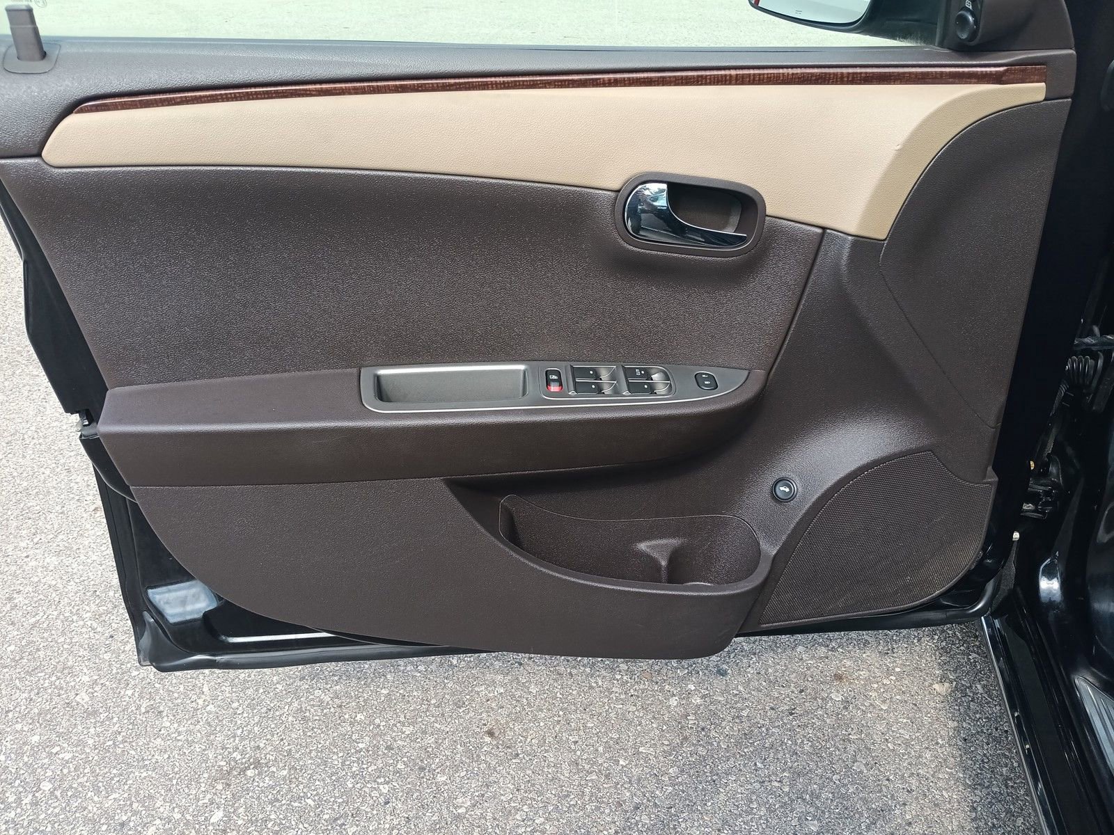 Used 2009 Chevrolet Malibu LTZ w/ HFV6 Engine Package image 11