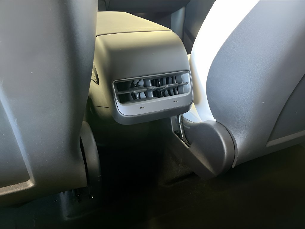 Used 2024 Tesla Model Y Long Range AWD/4WD image 23
