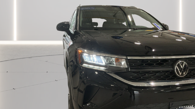Used 2024 Volkswagen Taos SE w/ Panoramic Sunroof Package AWD/4WD image 31