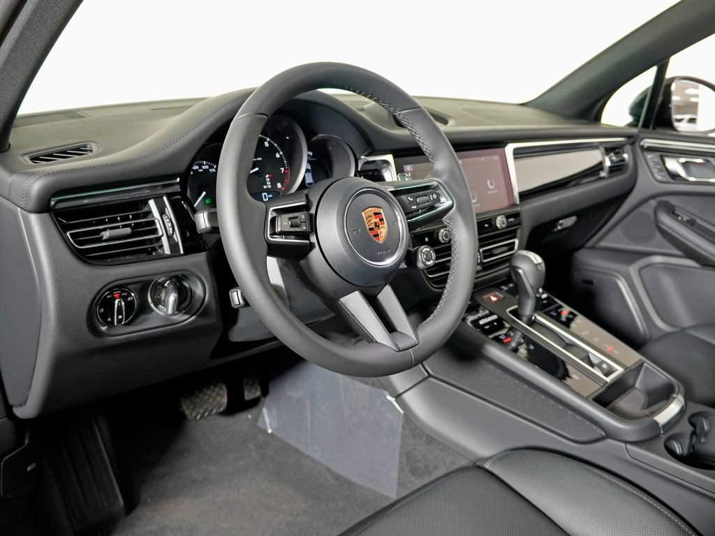 Certified 2026 Porsche Macan AWD/4WD image 4
