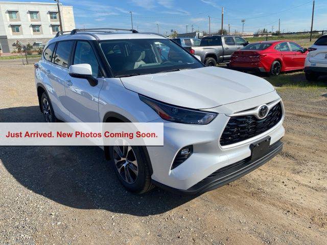 Certified 2026 Toyota Highlander XLE image 1