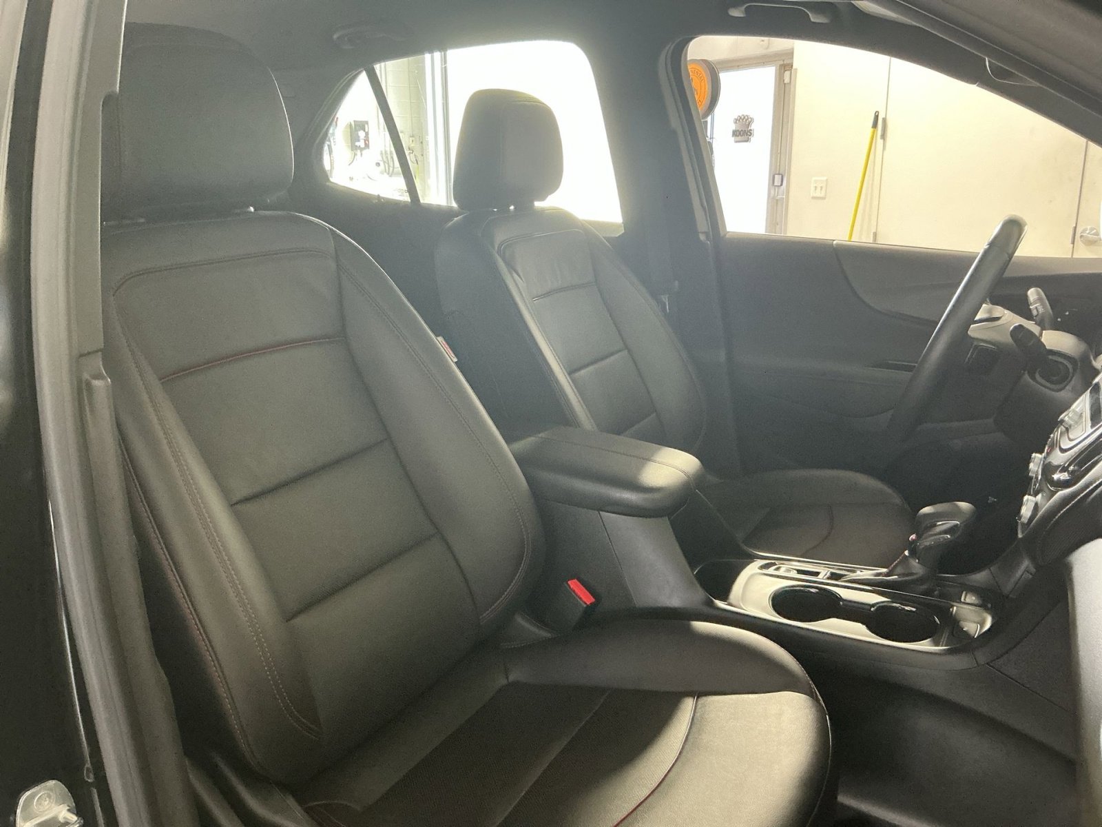 Used 2022 Chevrolet Equinox RS w/ RS Leather Package image 33