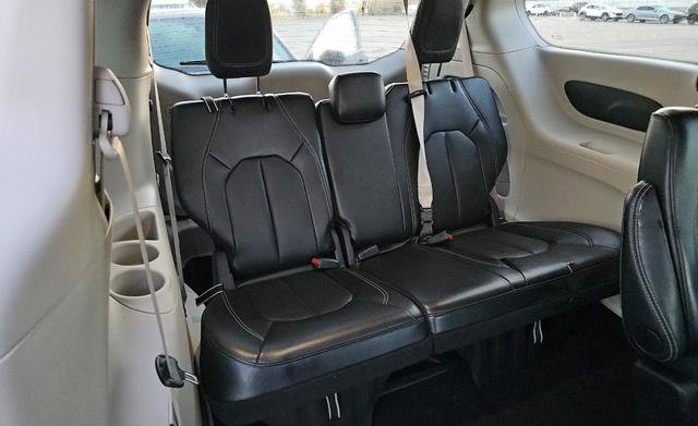 Used 2024 Chrysler Pacifica Touring-L image 12