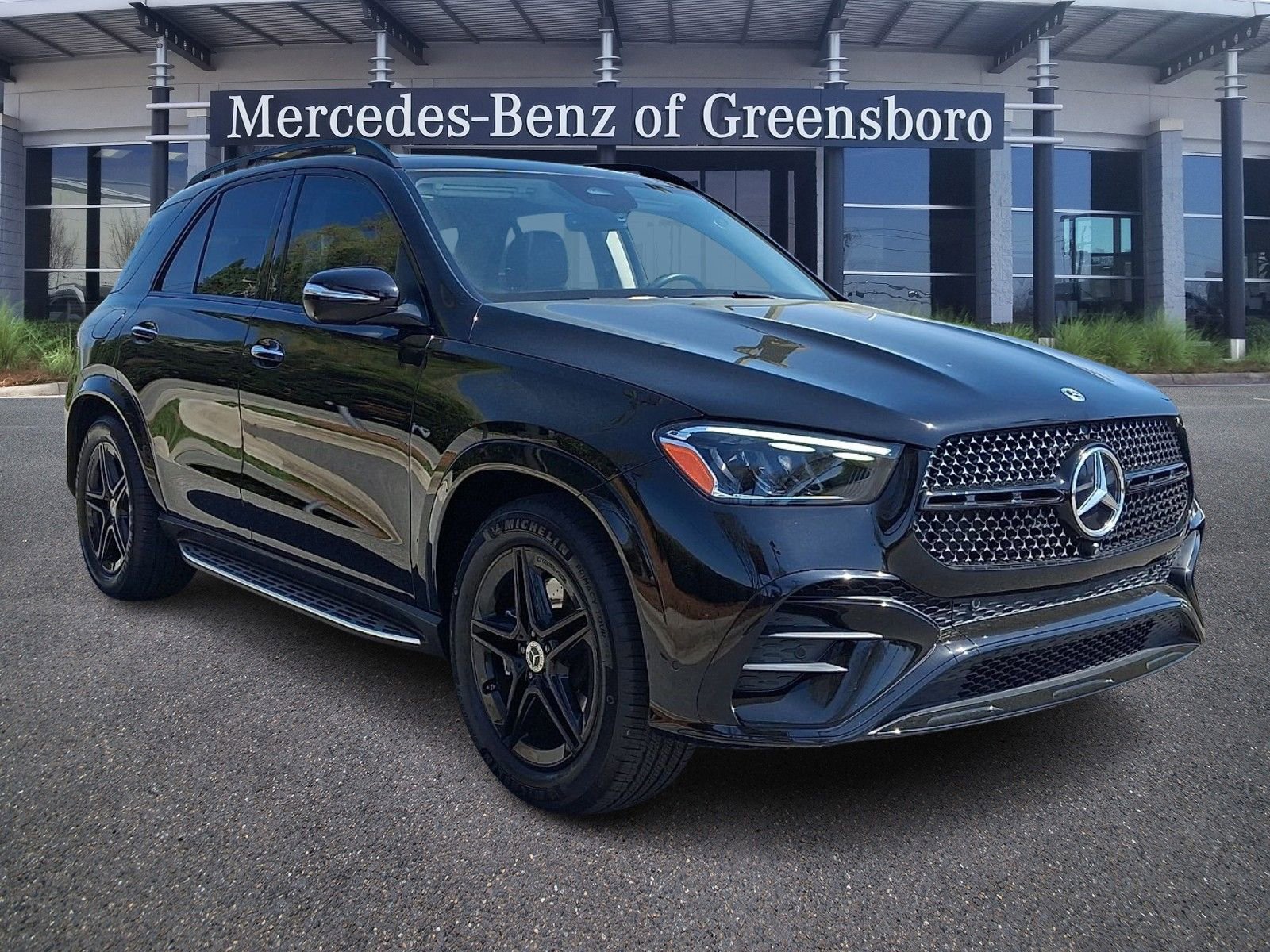 Used 2024 Mercedes-Benz GLE 350 4MATIC w/ AMG Line Exterior image 3