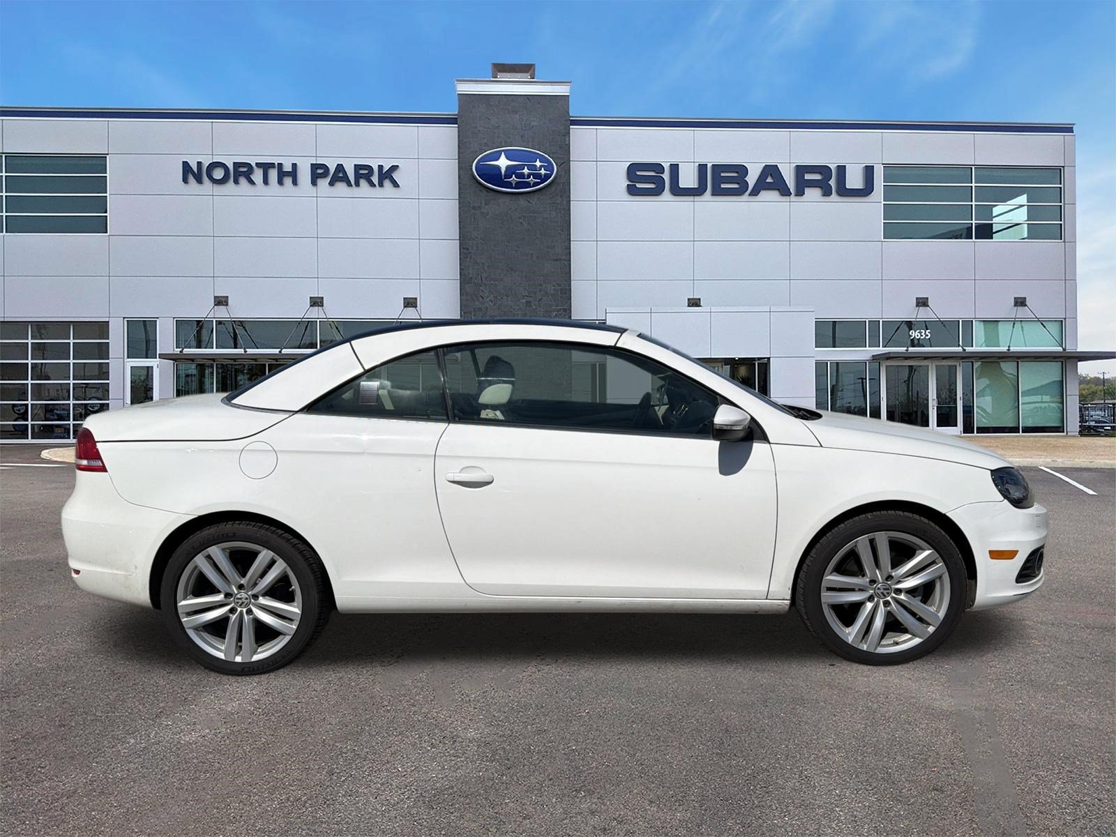 Used 2013 Volkswagen Eos Lux FWD image 2