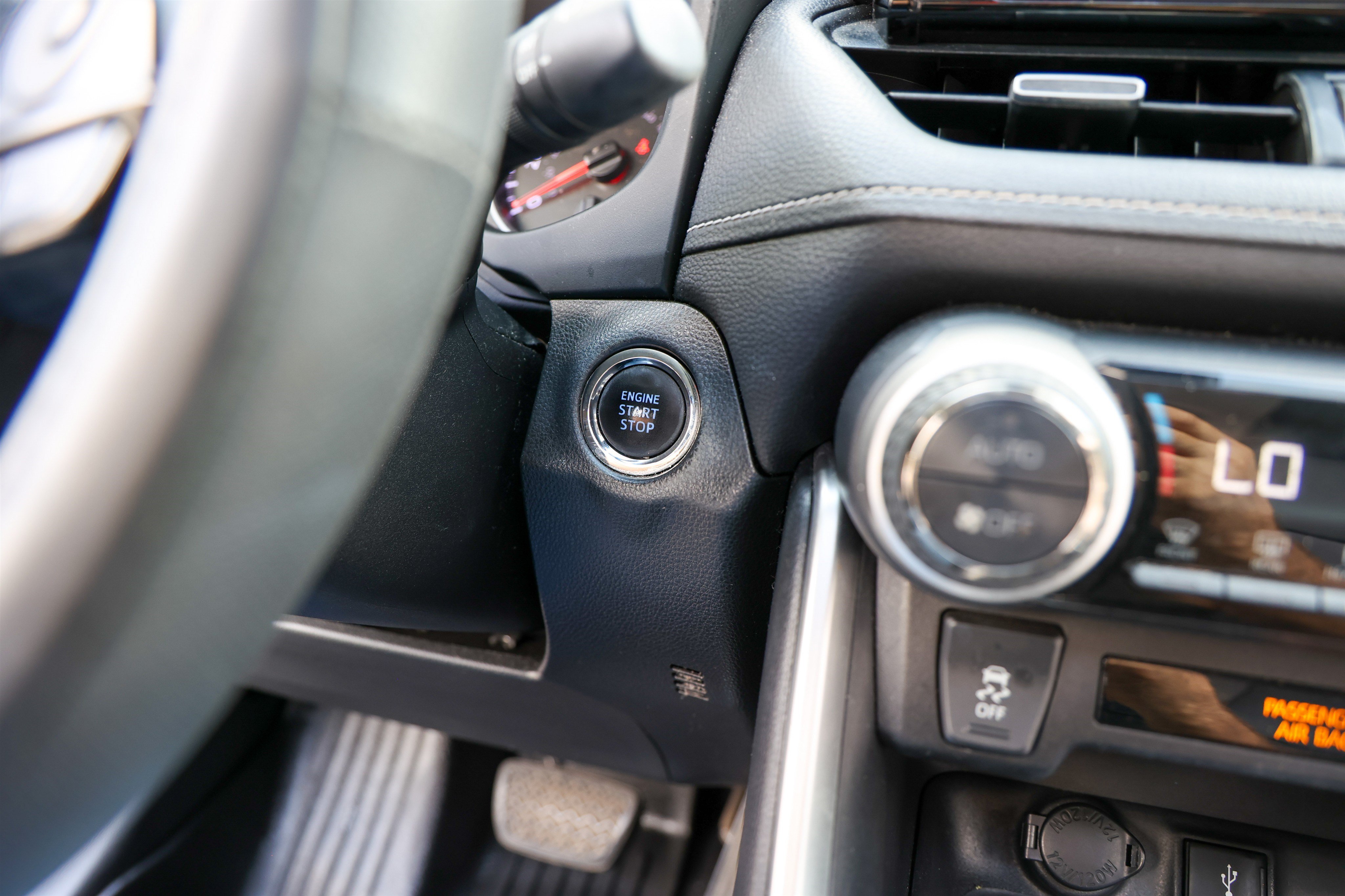 Used 2020 Toyota RAV4 XLE Premium FWD image 19