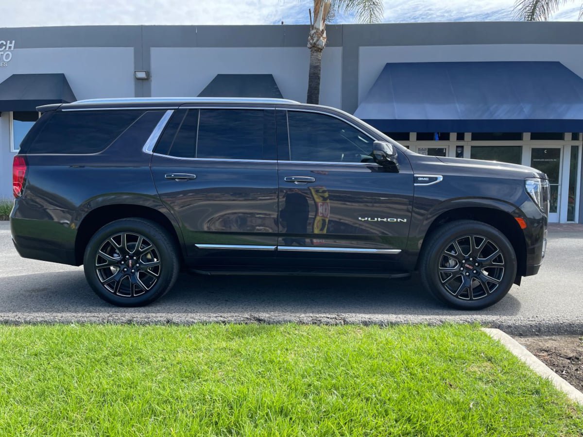 Used 2024 GMC Yukon SLT w/ SLT Premium Package AWD/4WD image 2
