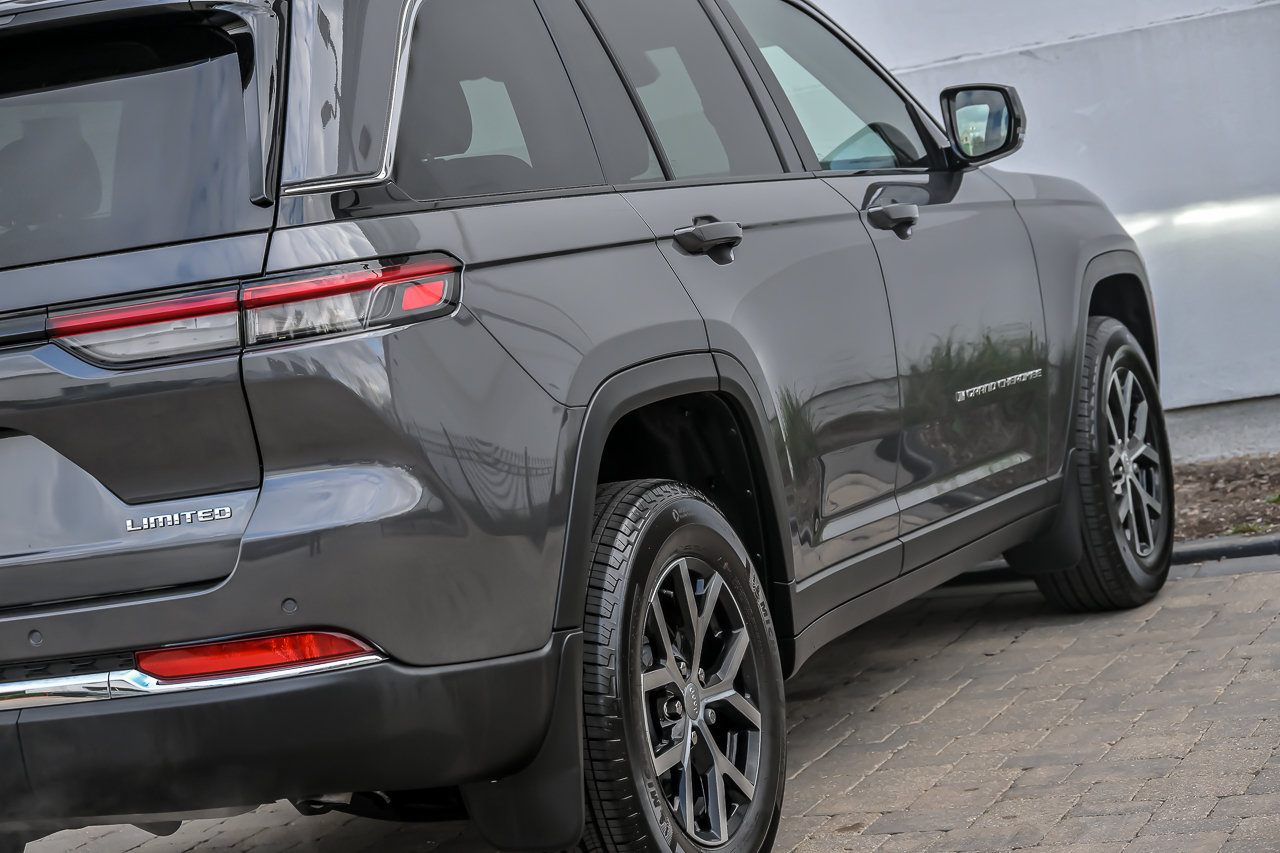 Used 2023 Jeep Grand Cherokee Limited w/ MOPAR Finishing Package AWD/4WD image 17