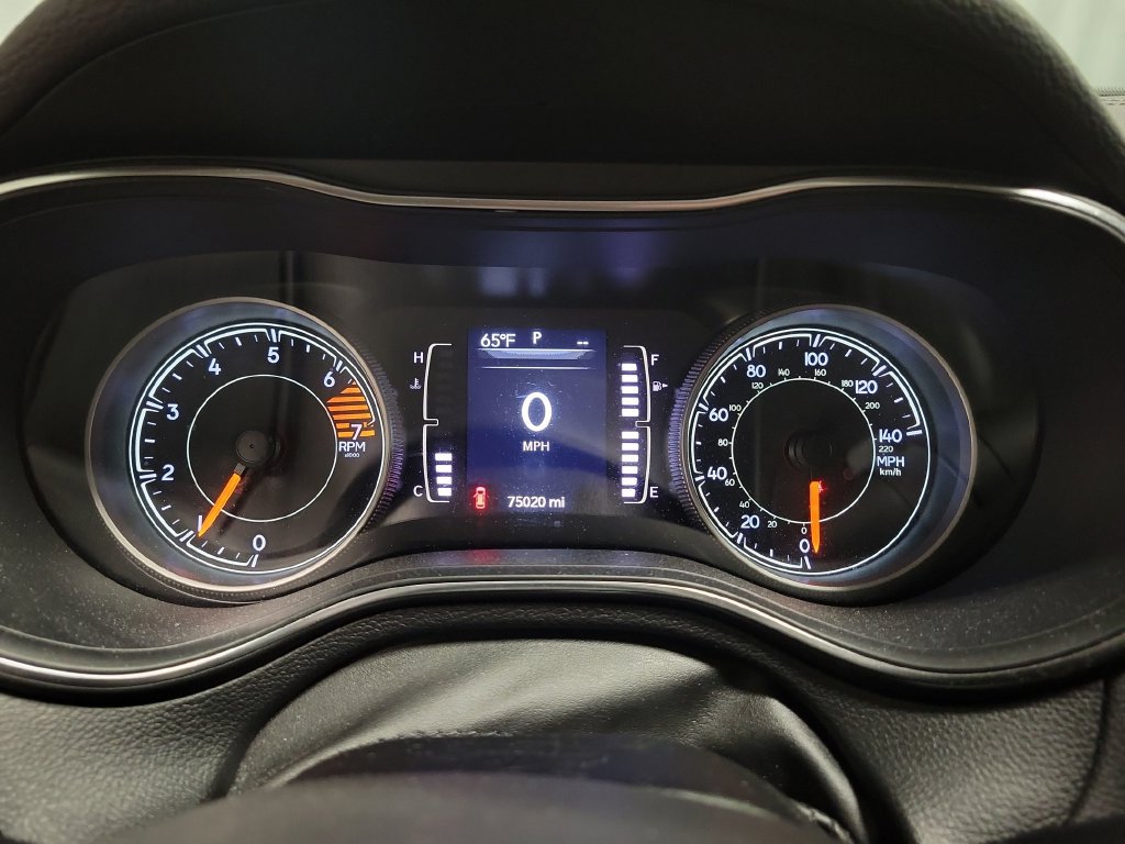 Used 2019 Jeep Cherokee Latitude Plus w/ Cold Weather Group AWD/4WD image 28