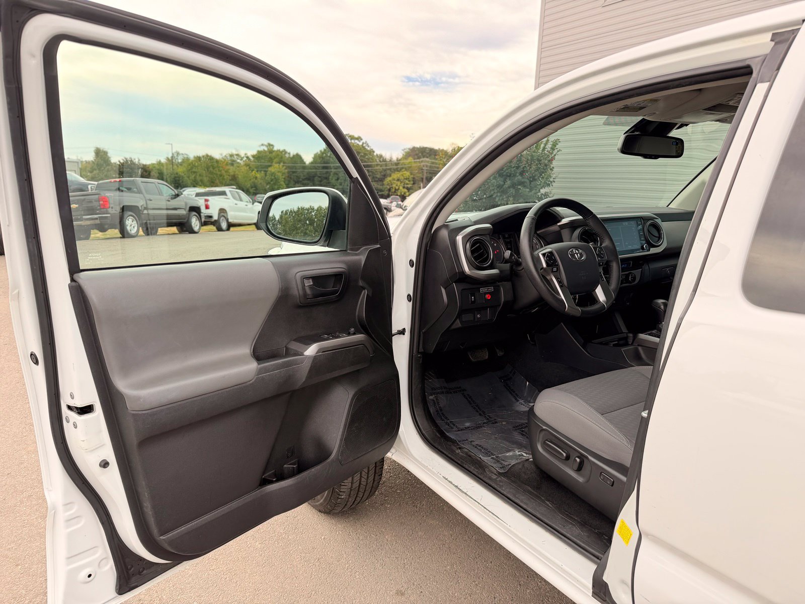 Used 2022 Toyota Tacoma SR5 AWD/4WD image 13