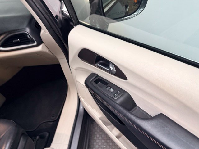 Used 2018 Chrysler Pacifica Touring-L Plus w/ Advanced Safetytec Group FWD image 39