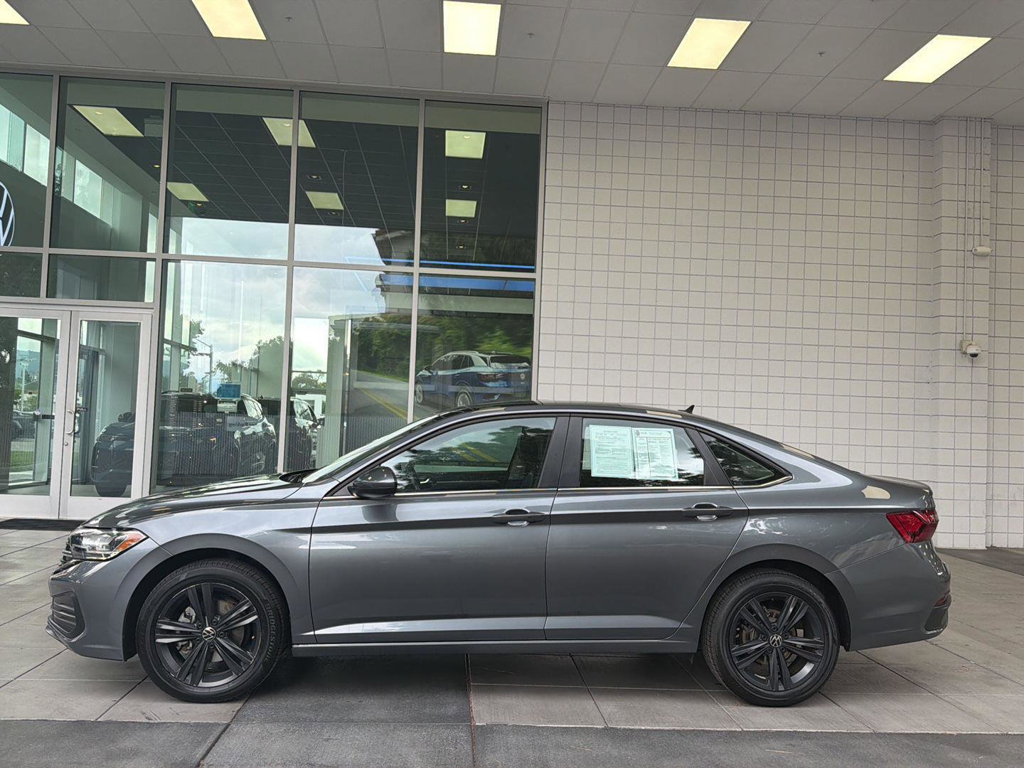 Used 2023 Volkswagen Jetta SE w/ Panoramic Sunroof Package FWD image 2