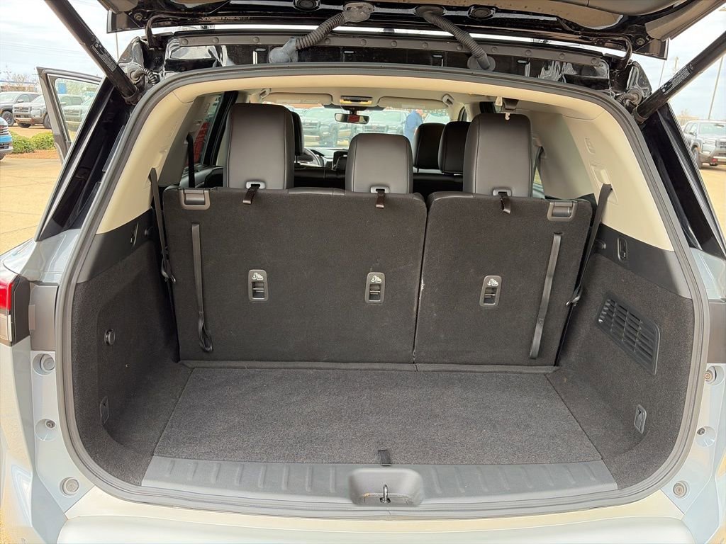 Used 2025 Nissan Pathfinder SL w/ Black Appearance Package image 9