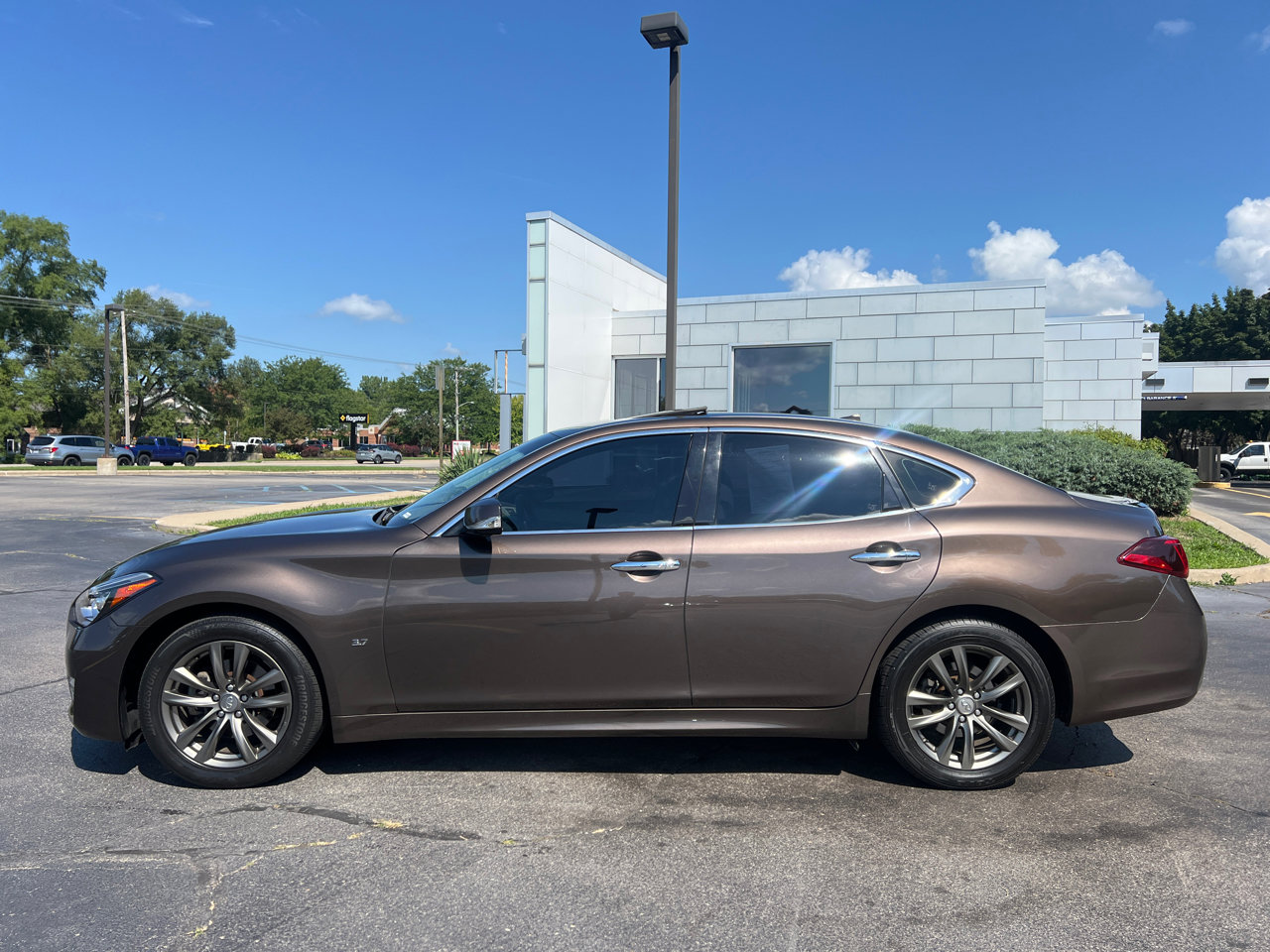 Used 2019 INFINITI Q70 Luxe image 3