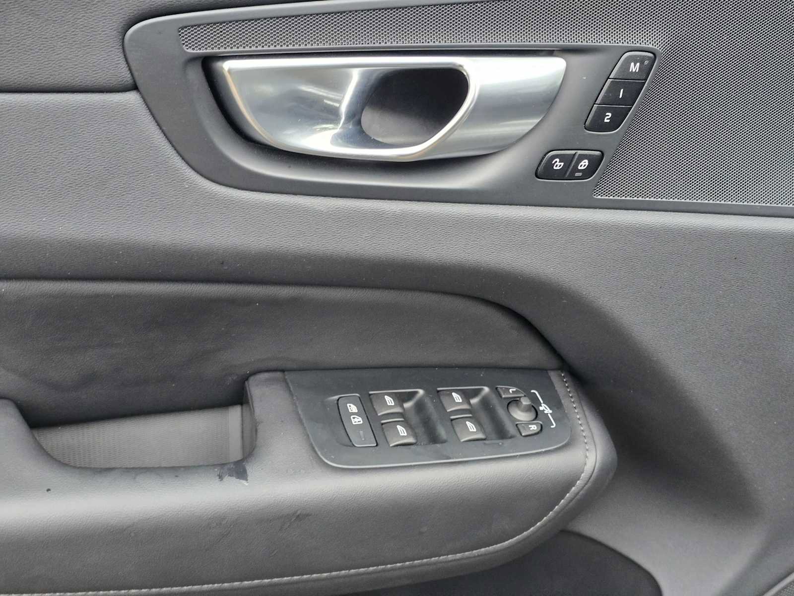 Certified 2025 Volvo XC60 B5 Plus image 23