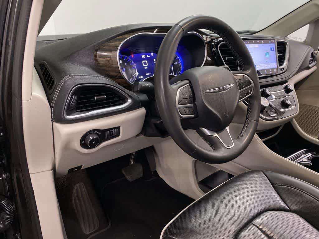 Used 2023 Chrysler Pacifica Limited FWD image 2