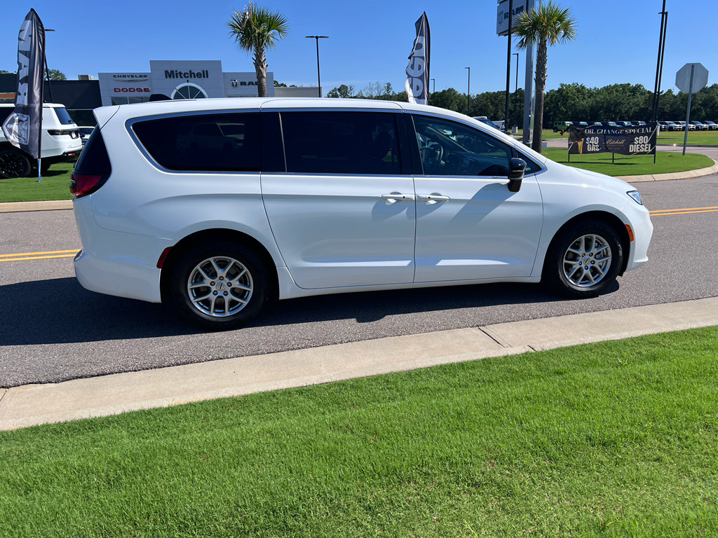 Used 2025 Chrysler Pacifica Select FWD image 2