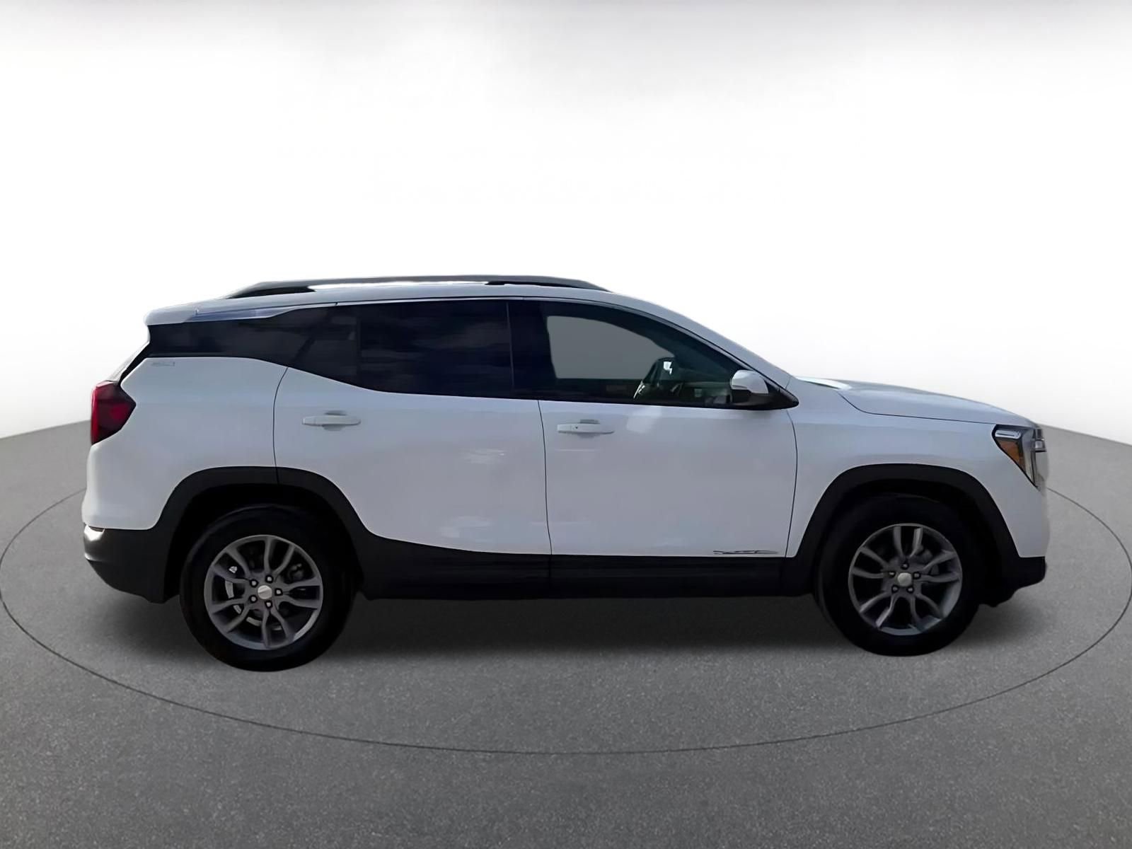Used 2024 GMC Terrain SLT AWD/4WD image 16