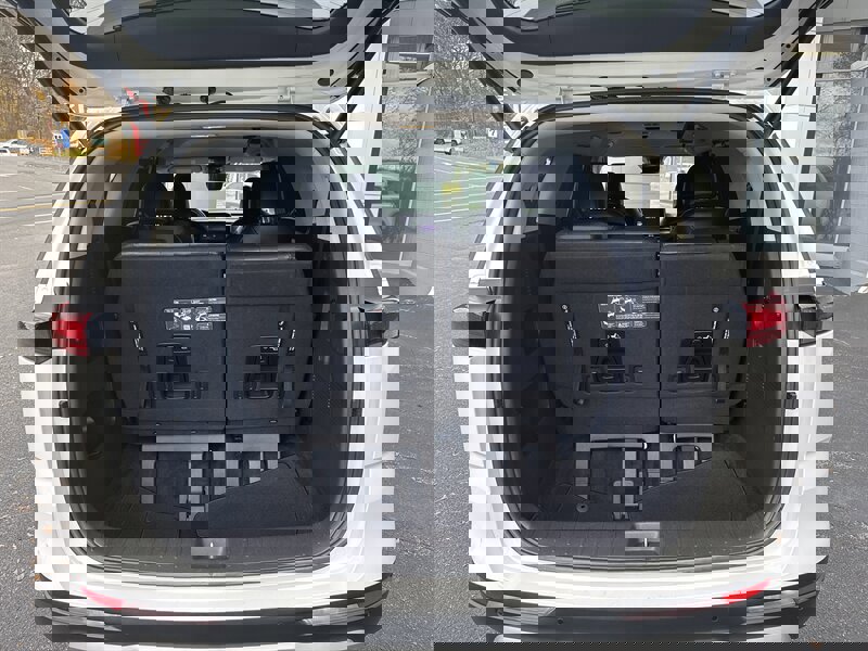 Used 2024 Kia Carnival EX image 4