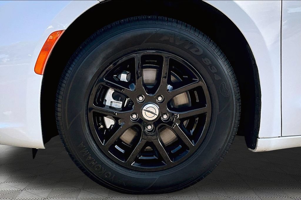 Used 2024 Chrysler Pacifica Touring-L FWD image 24