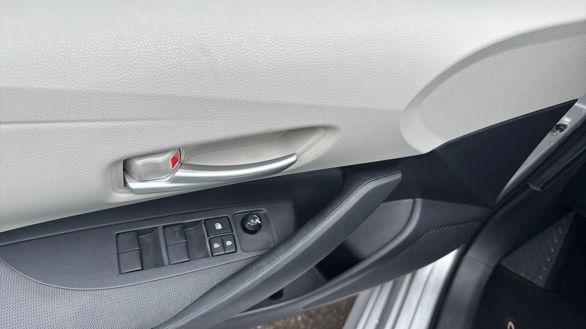 Used 2020 Toyota Corolla LE image 11