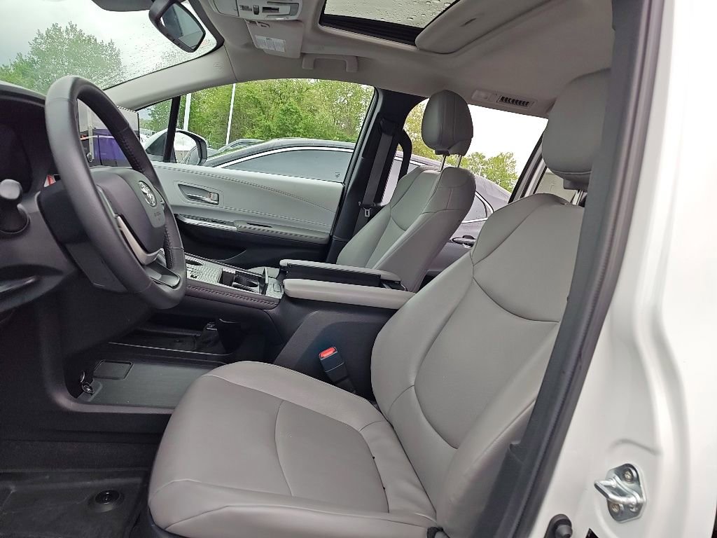 Used 2025 Toyota Sienna XLE AWD/4WD image 6