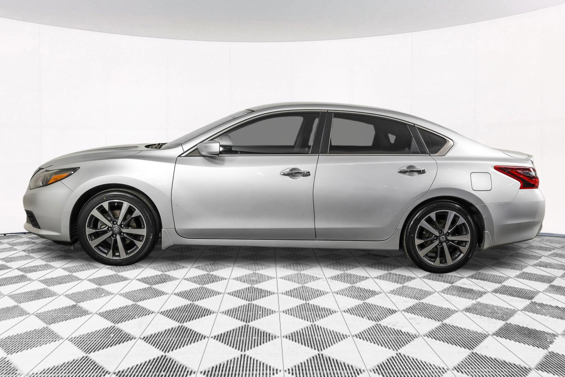 Used 2017 Nissan Altima 2.5 SR FWD image 18