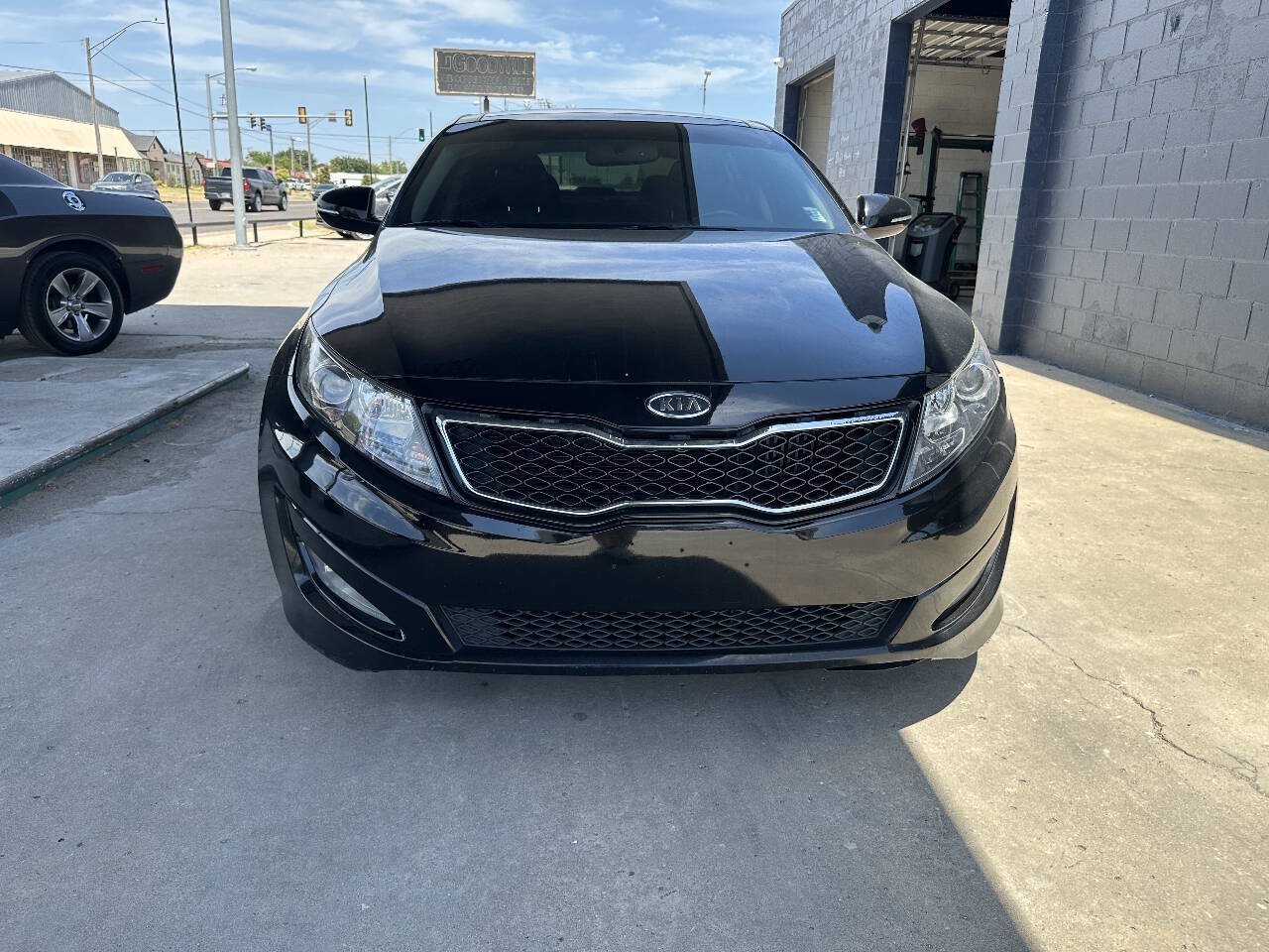Used 2012 Kia Optima SX w/ Premium Touring Pkg FWD image 2