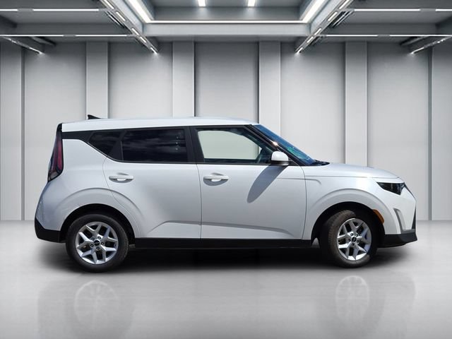 Certified 2025 Kia Soul LX w/ LX Technology Package FWD image 3