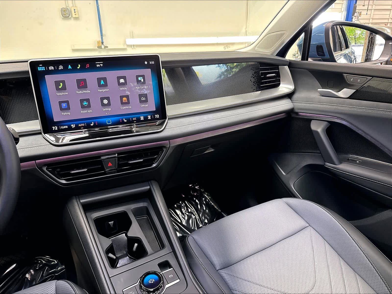 Certified 2025 Volkswagen Tiguan SE w/ Panoramic Sunroof Package AWD/4WD image 12