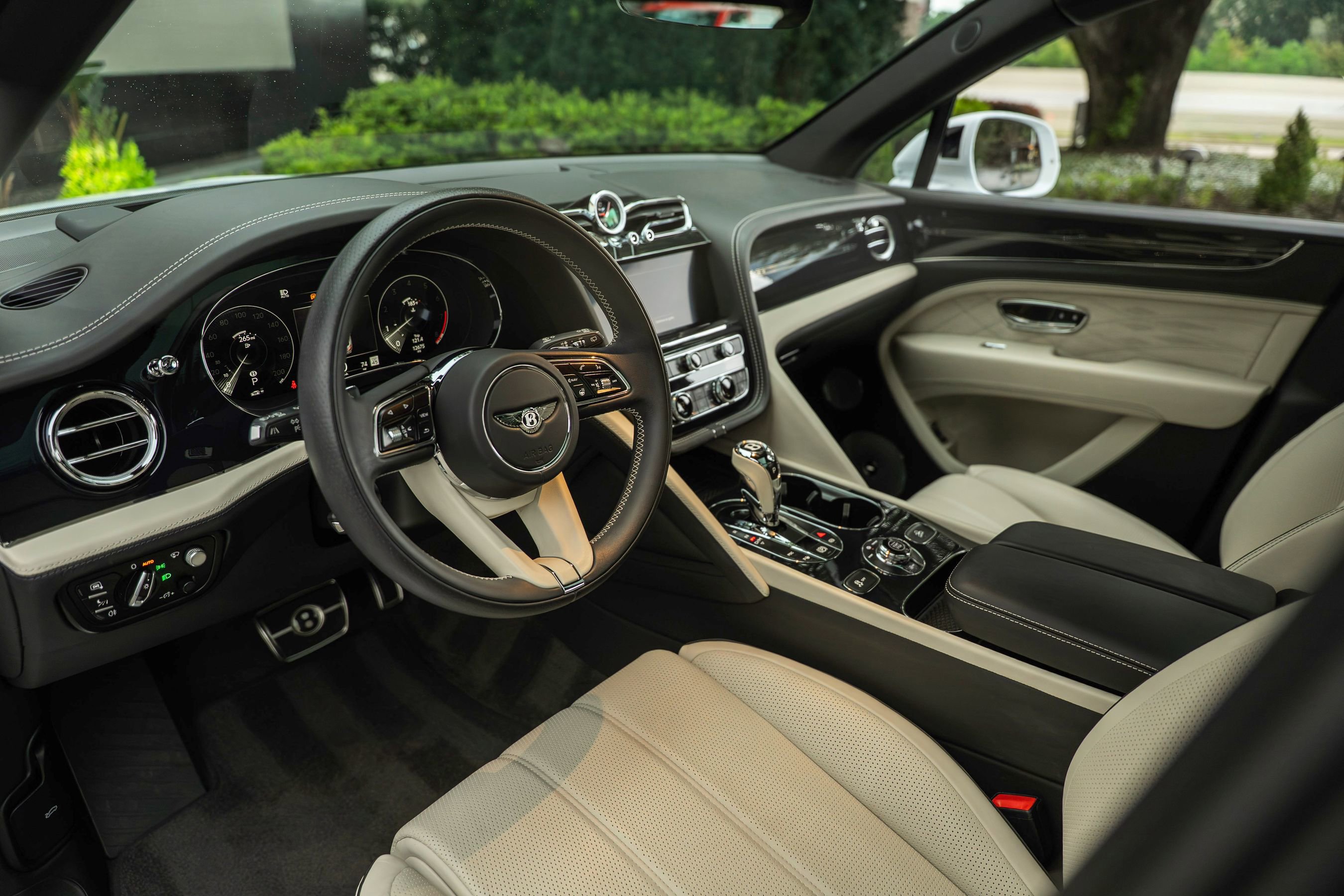 Certified 2023 Bentley Bentayga Extended Wheelbase AWD/4WD image 9