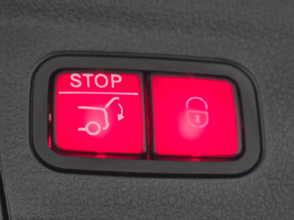 Used 2025 Mercedes-Benz GLE 350 4MATIC w/ Driver Assistance Package image 24