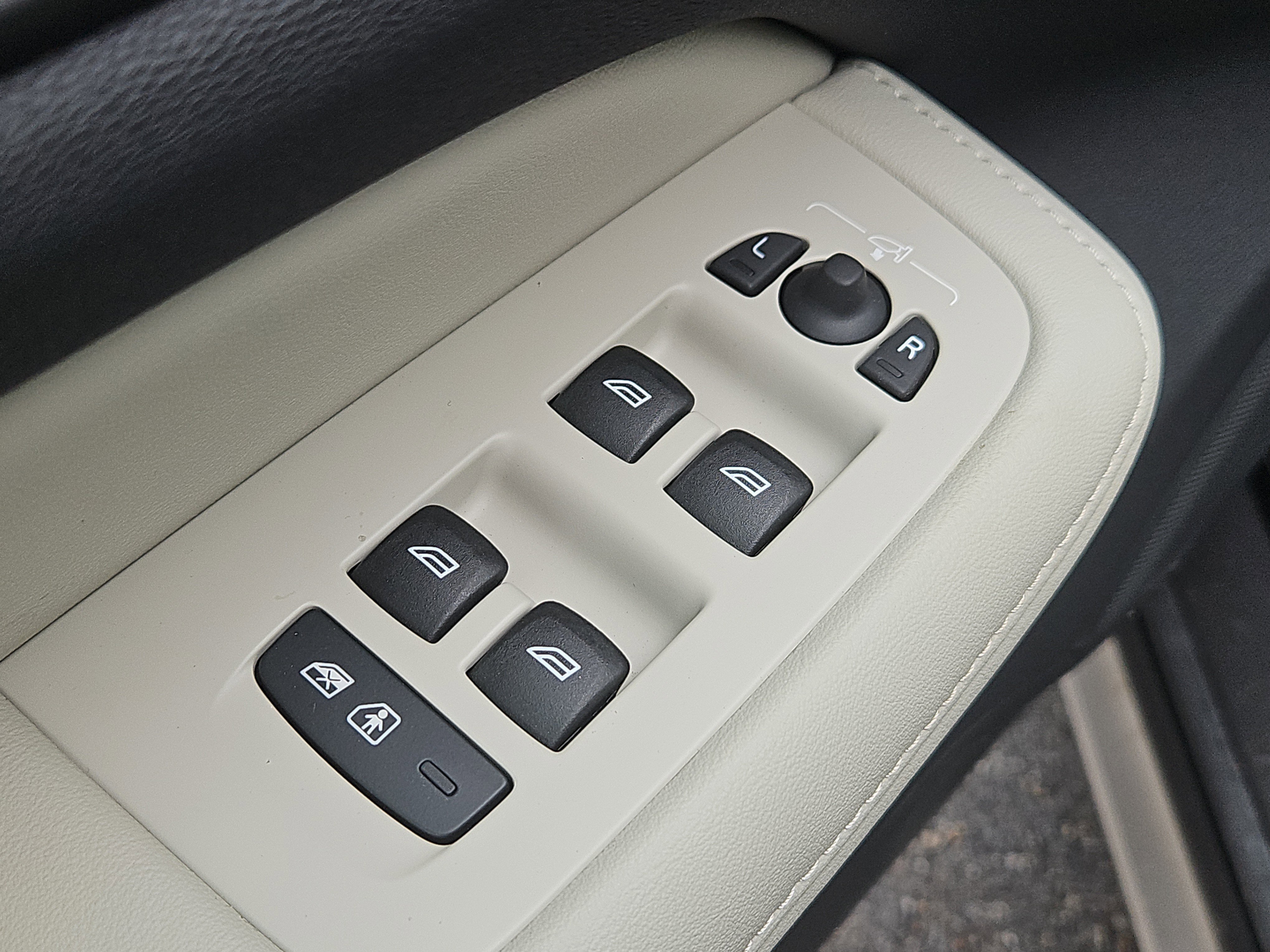 New 2026 Volvo V60 B5 Cross Country Ultra w/ Protection Package Premier image 18