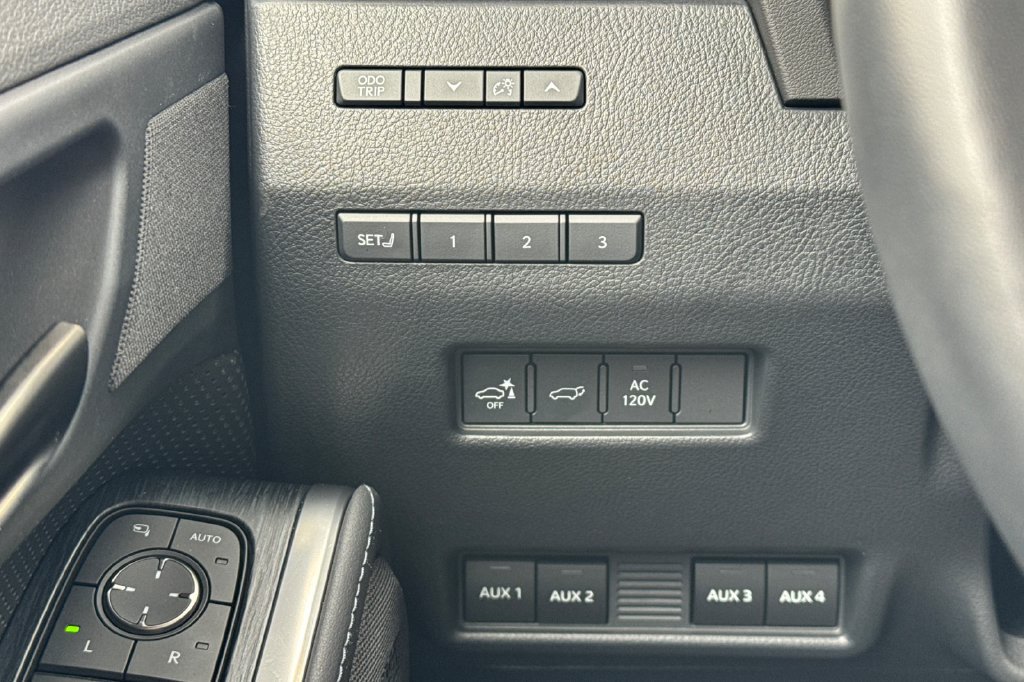 Used 2025 Lexus GX 550 w/ Accessory Package (32) AWD/4WD image 32