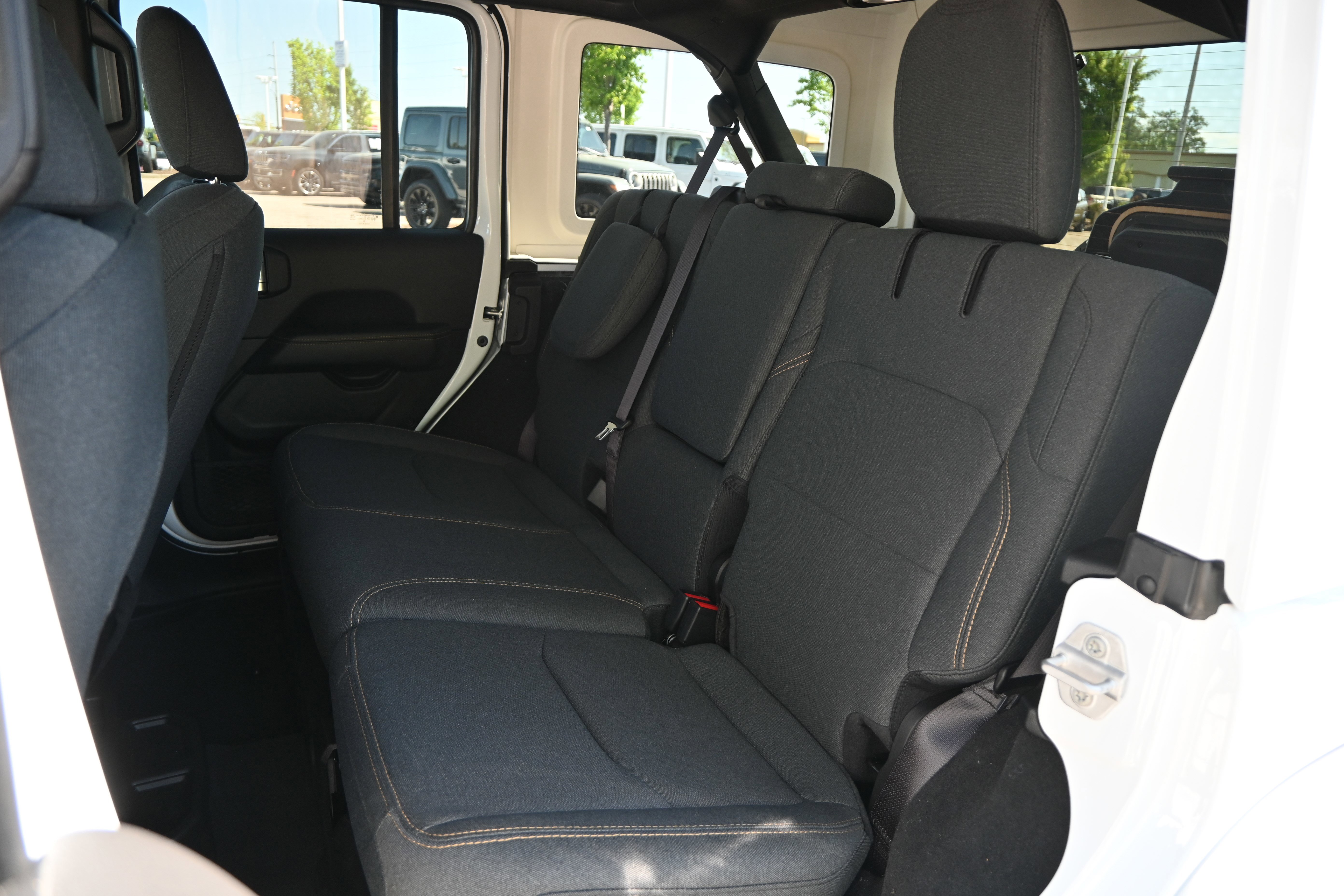 Used 2025 Jeep Wrangler Unlimited Sahara AWD/4WD image 31