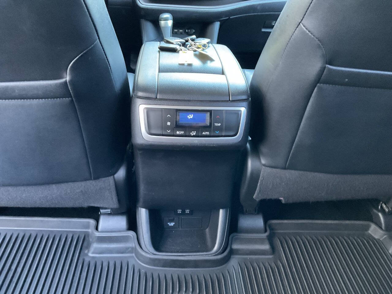 Used 2019 Toyota Highlander XLE AWD/4WD image 32