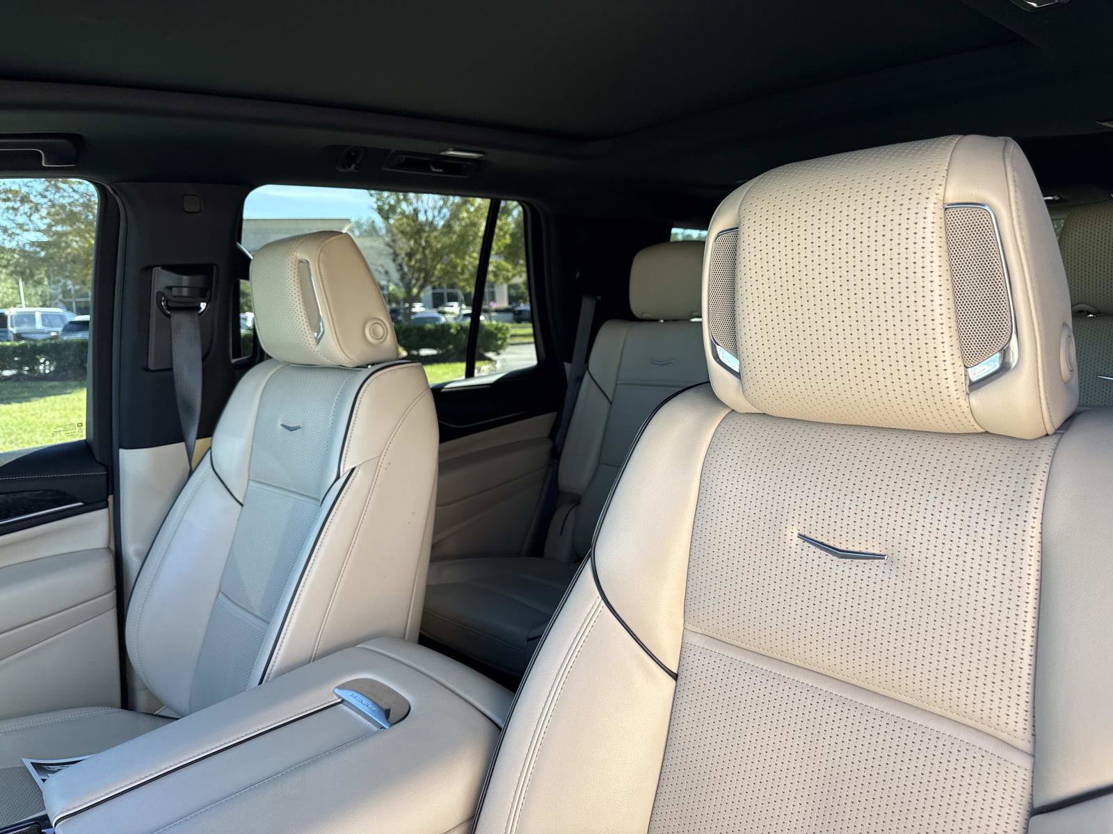 Used 2024 Cadillac Escalade Premium Luxury AWD/4WD image 22