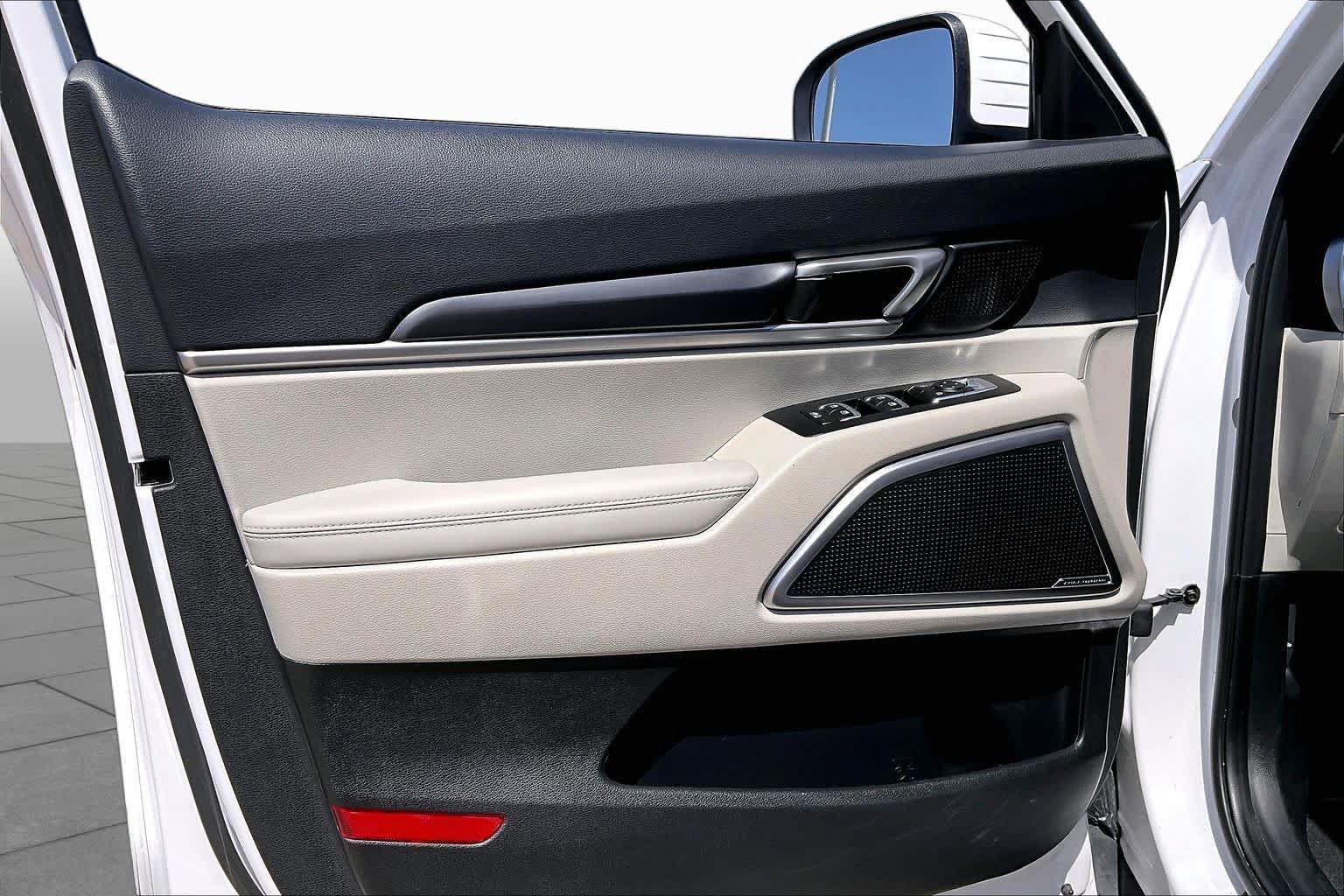 Used 2025 Kia Telluride S FWD image 19