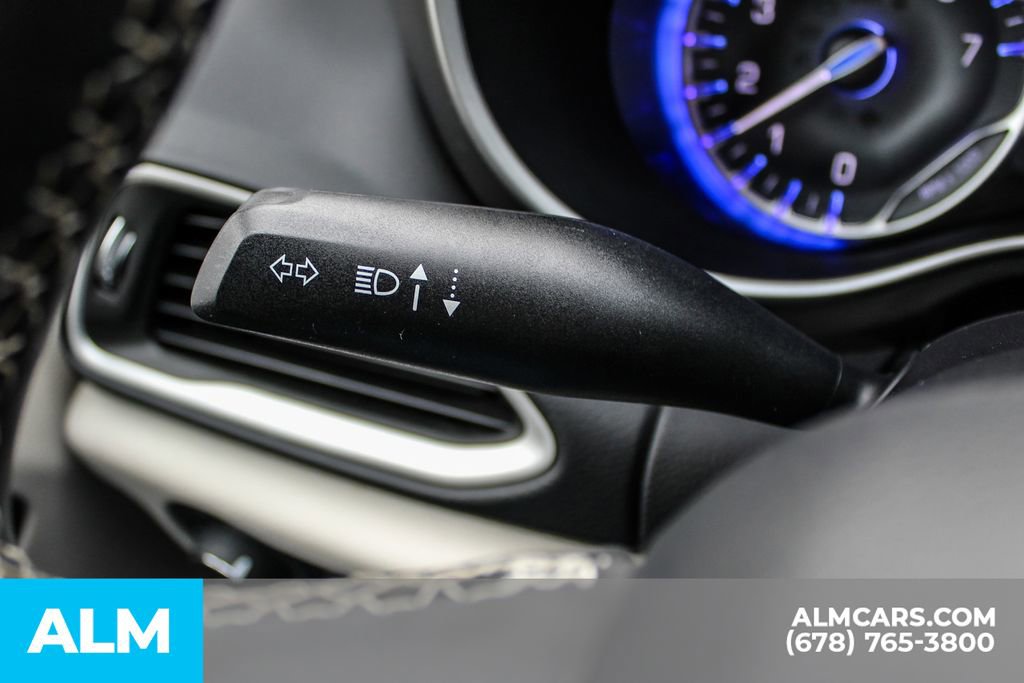 Used 2023 Chrysler Pacifica Touring-L image 31