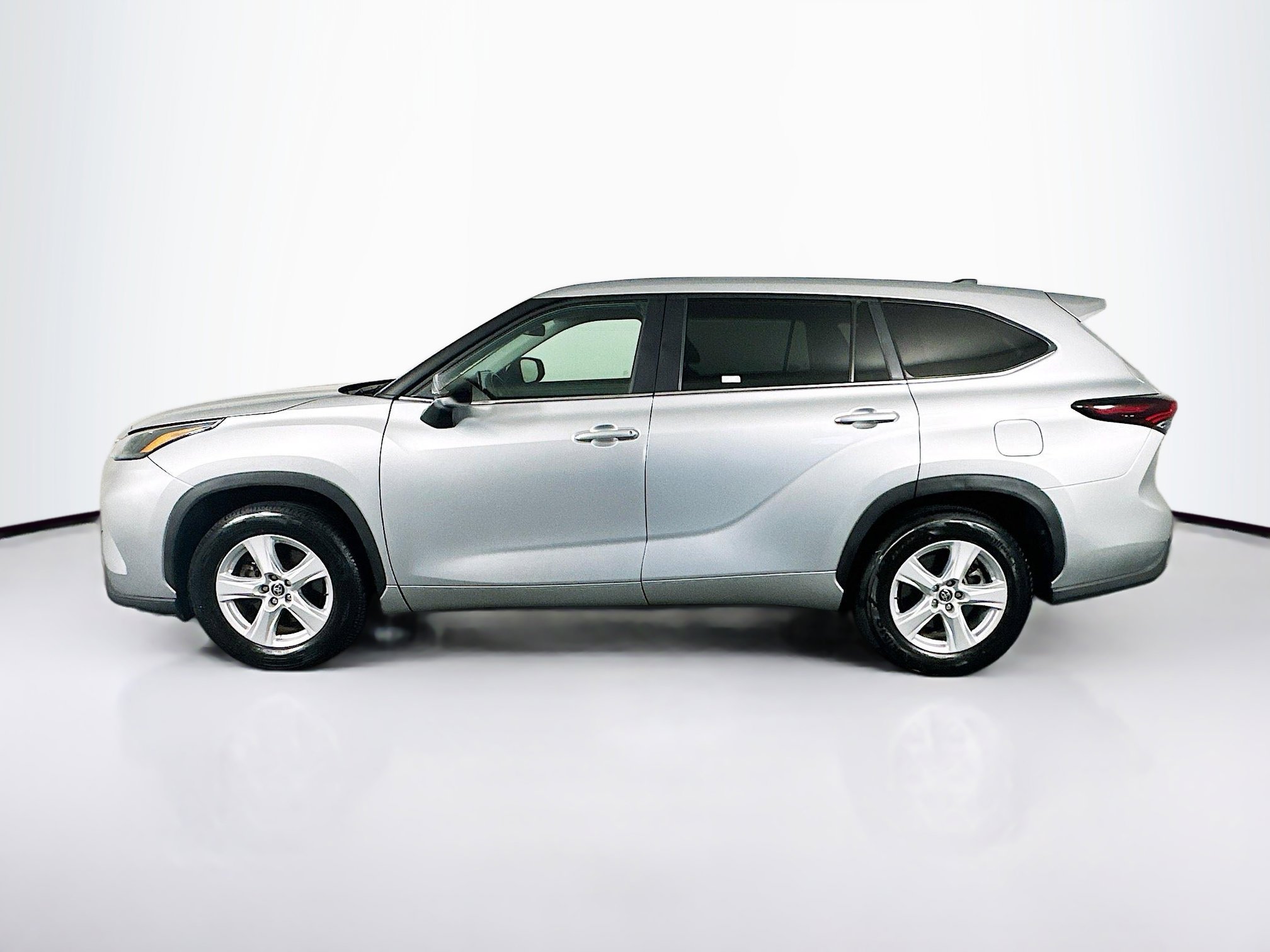 Used 2024 Toyota Highlander LE image 4