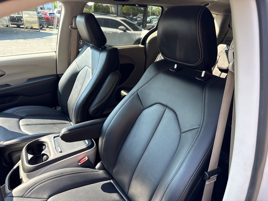 Used 2024 Chrysler Pacifica Touring-L FWD image 18