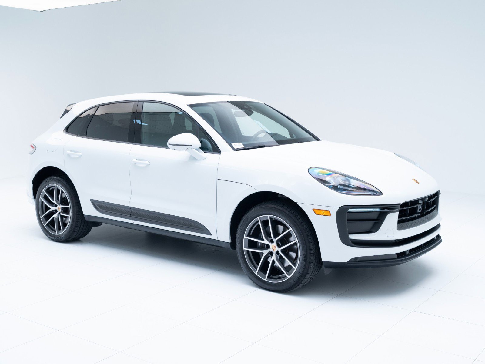 Certified 2025 Porsche Macan image 7
