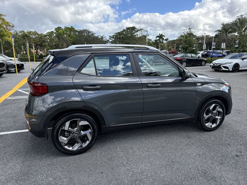Used 2024 Hyundai Venue Limited image 5