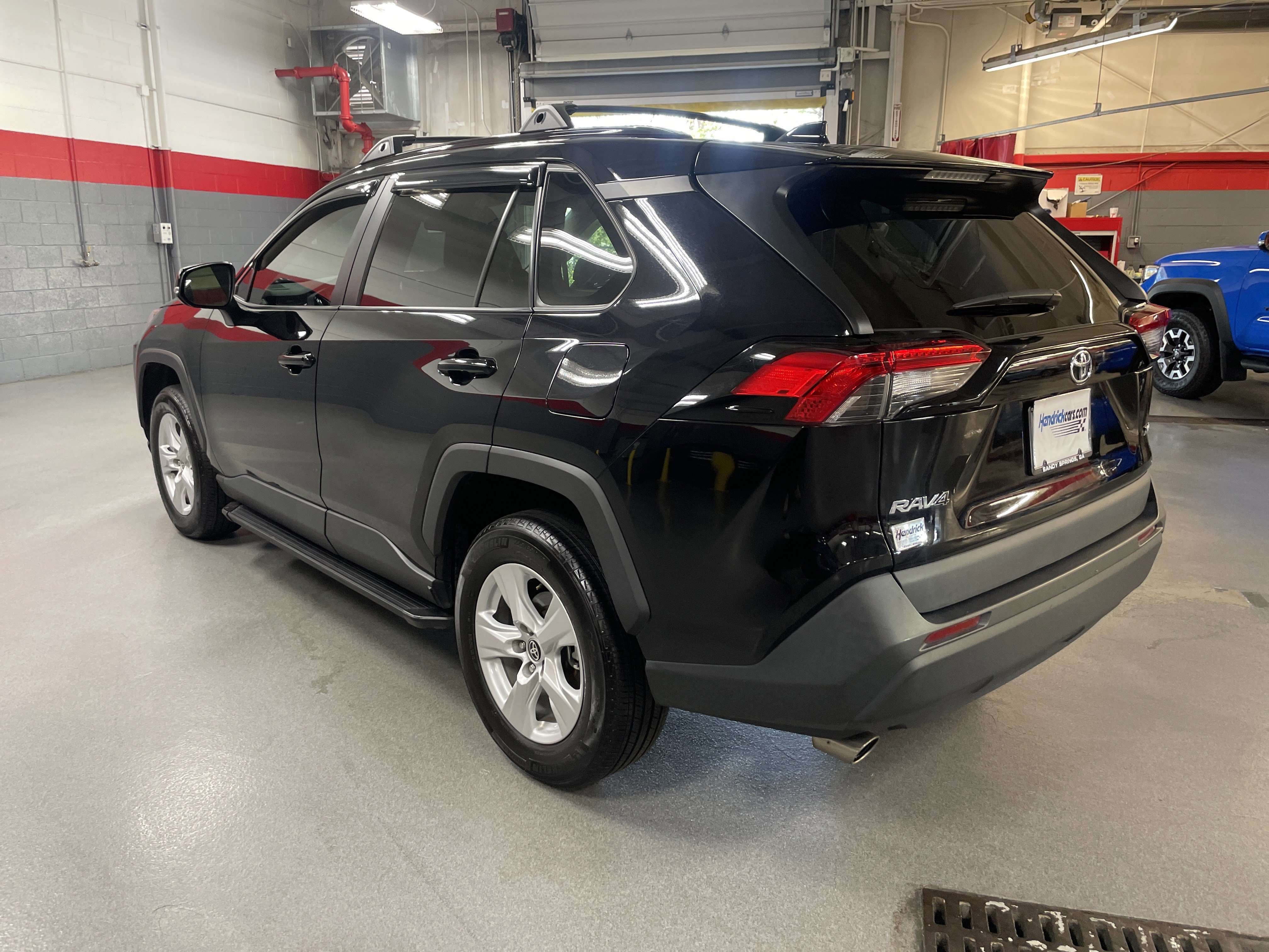 Used 2021 Toyota RAV4 XLE w/ Convenience Package FWD image 8