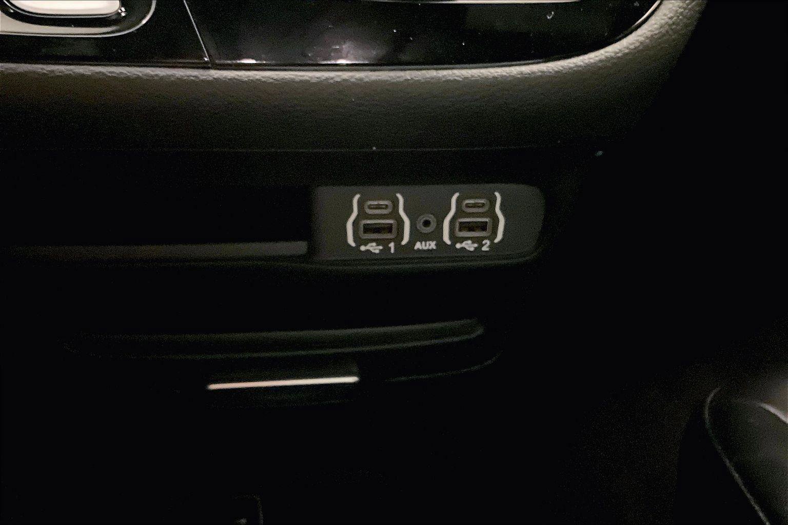 Used 2025 Chrysler Pacifica Select image 32