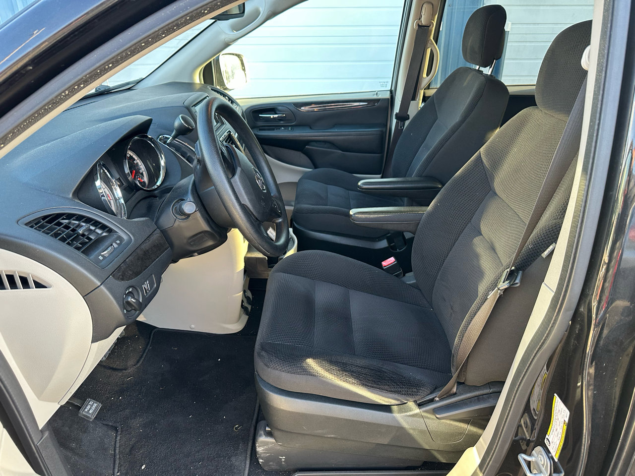 Used 2018 Dodge Grand Caravan SE w/ UConnect Hands-Free Group image 10