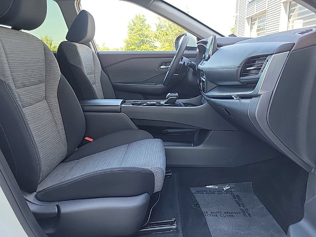 Used 2023 Nissan Rogue SV AWD/4WD image 16