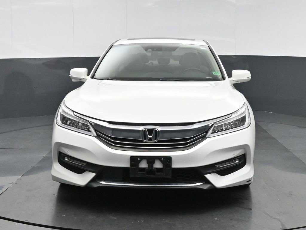 Used 2017 Honda Accord Touring image 2